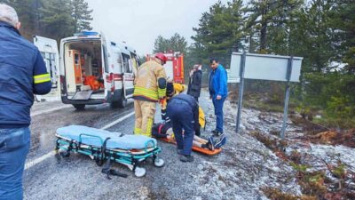 Manisa’nın Demirci ilçesinde kontrolden çıkan aracın trafik levhasına çarptığı kazada
