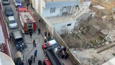Mardin’in Kızıltepe ilçesinde bir apartman dairesinde çıkan yangın, itfaiye ekiplerinin