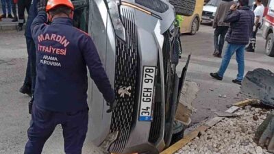 Mardin’in Artuklu ilçesinde refüje çarparak devrilen cipte bulunan 2 kişi