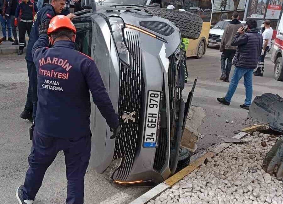 Mardin’in Artuklu ilçesinde refüje çarparak devrilen cipte bulunan 2 kişi