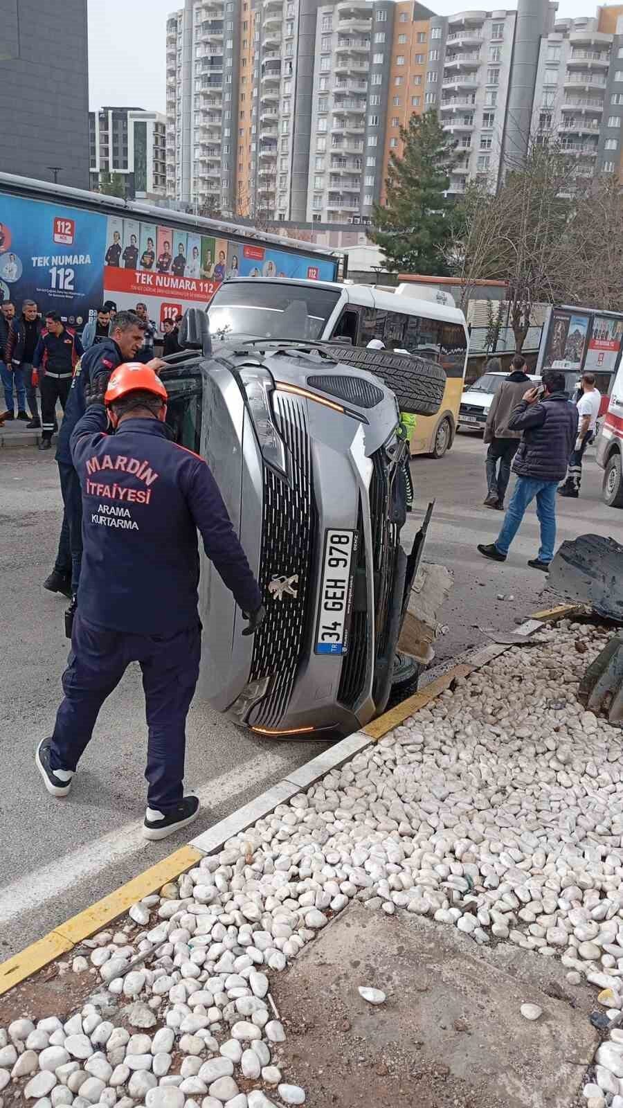 Mardin’in Artuklu ilçesinde refüje çarparak devrilen cipte bulunan 2 kişi