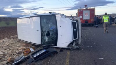 Mardin’in Mazıdağı ilçesinde iki aracın kafa kafaya çarpışması sonucu meydana