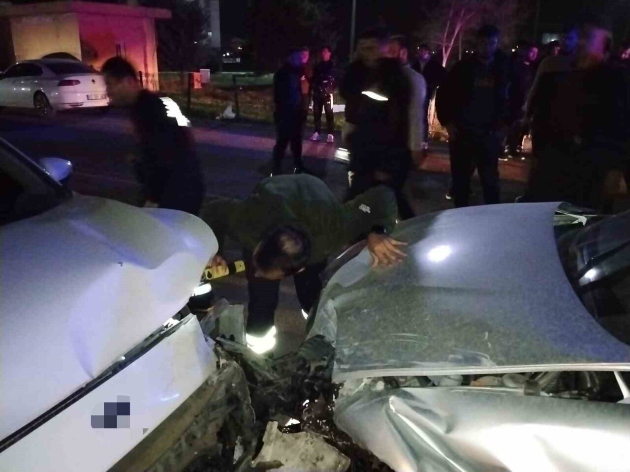 Mardin’de iki otomobilin çarpıştığı kazada 3’ü çocuk 6 kişi yaralandı.