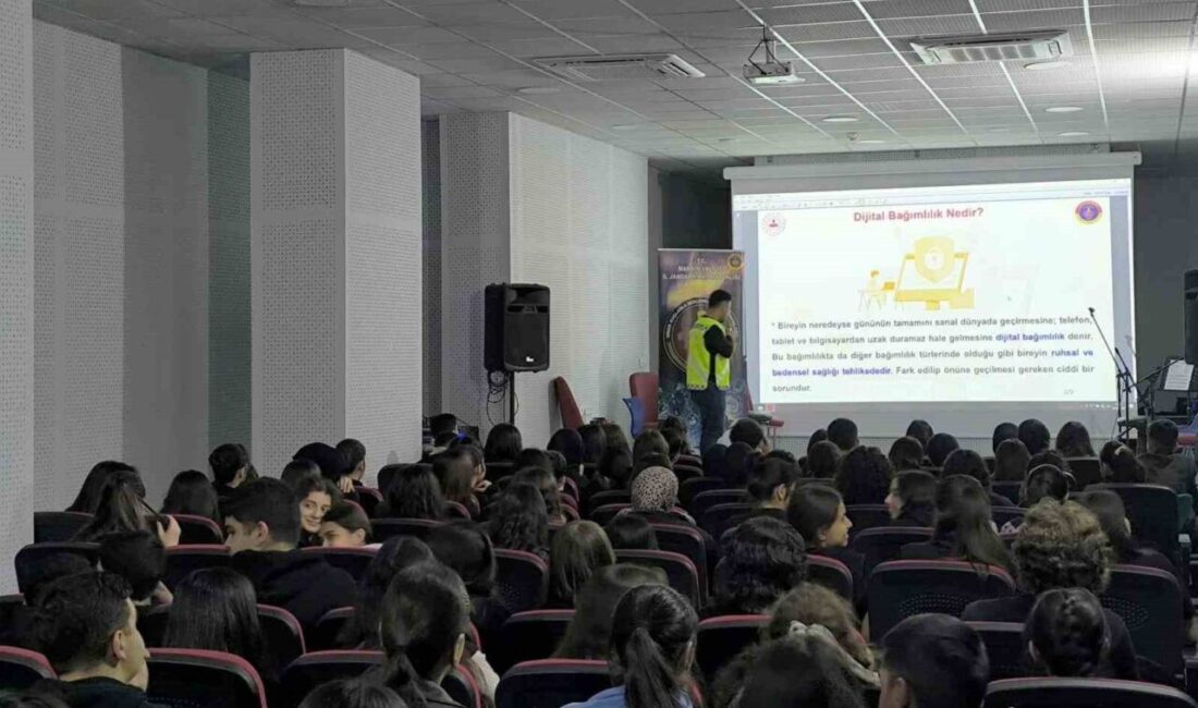 Mardin’in Artuklu ilçesinde jandarma ekiplerince okullarda öğrencilere yönelik siber farkındalık