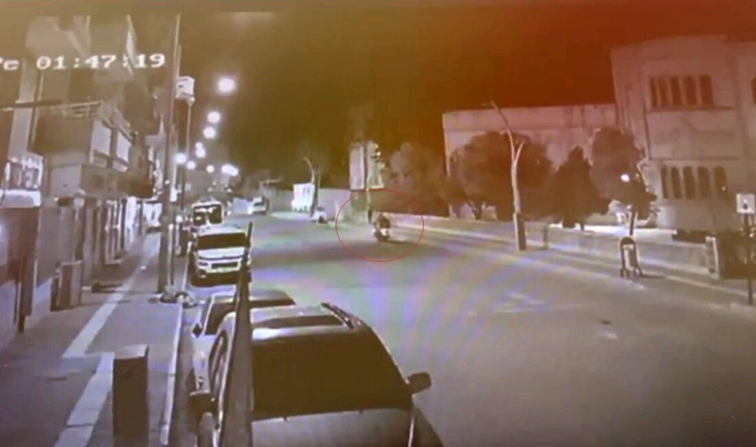 Mardin’in Nusaybin ilçesinde motosikletin kadına çarptığı anlar güvenlik kamerasına yansıdı.