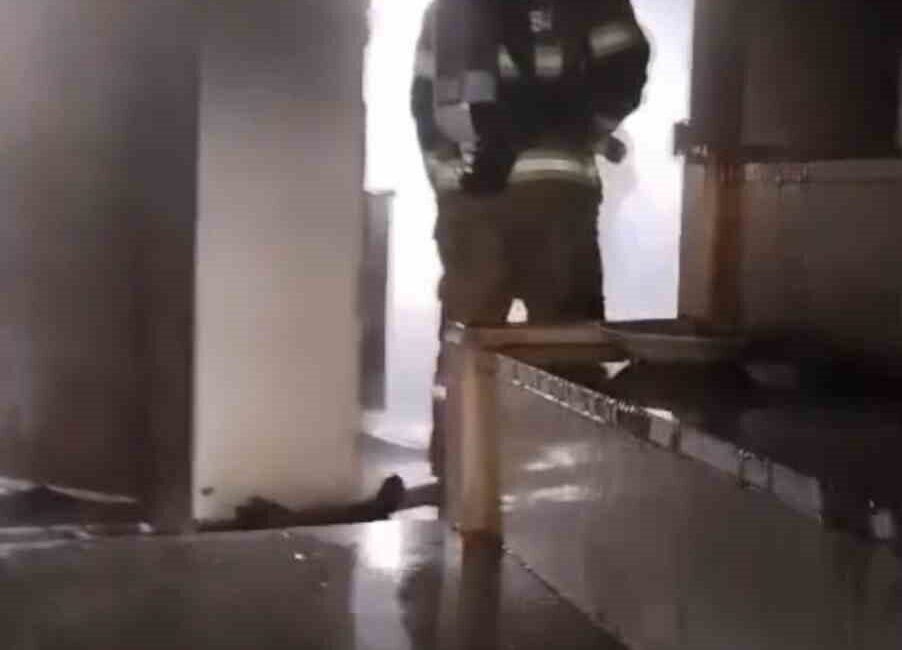 Mardin’in Kızıltepe ilçesinde müstakil bir evde çıkan yangın, itfaiye ekiplerinin