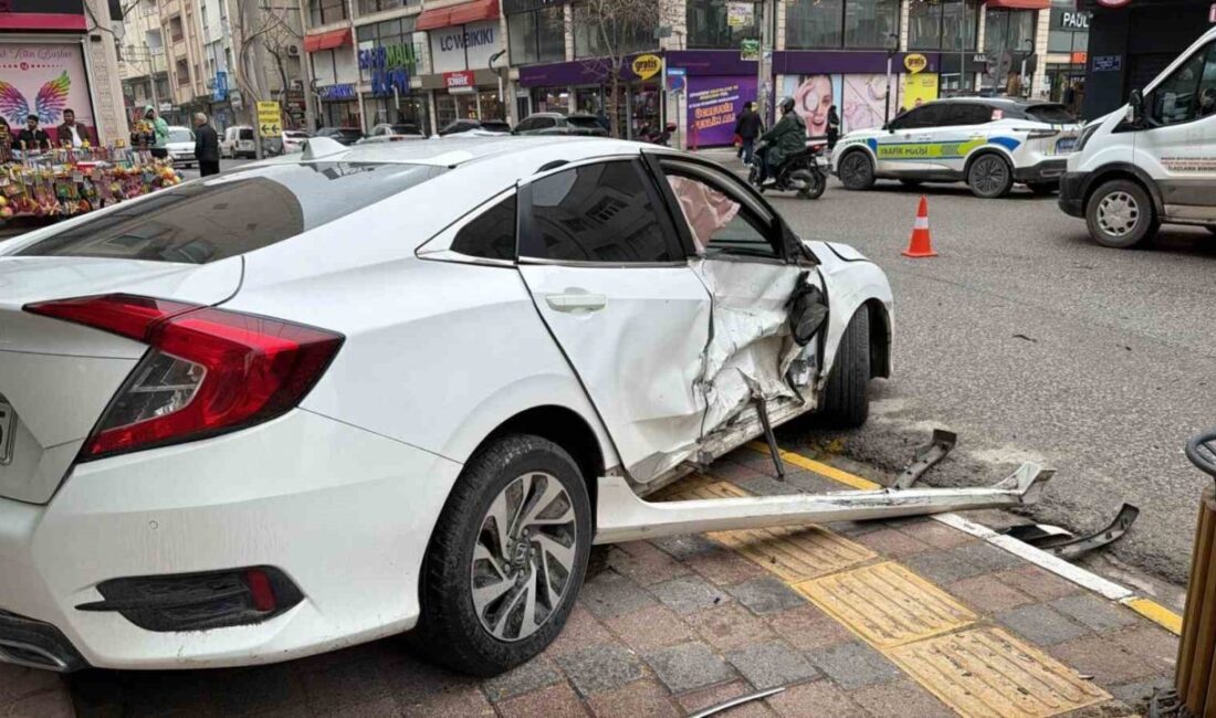 Mardin’in Nusaybin ilçesinde iki otomobilin çarpışması sonucu meydana gelen trafik