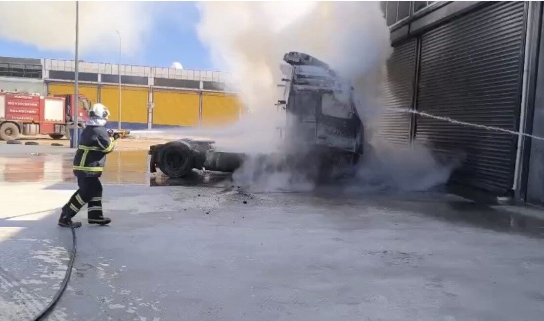 Mardin’in Kızıltepe ilçesinde park halindeki tırın çekicisinde çıkan yangın, itfaiye