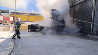 Mardin’in Kızıltepe ilçesinde park halindeki tırın çekicisinde çıkan yangın, itfaiye