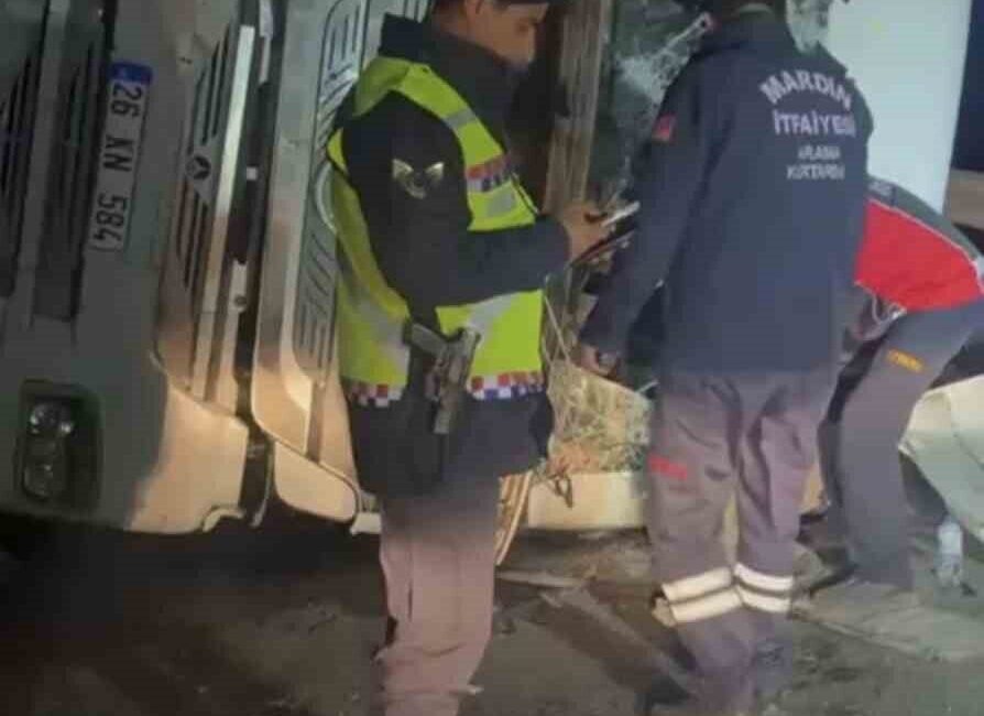 Mardin’in Artuklu ilçesinde pet şişe yüklü tırın devrilmesi sonucu 1
