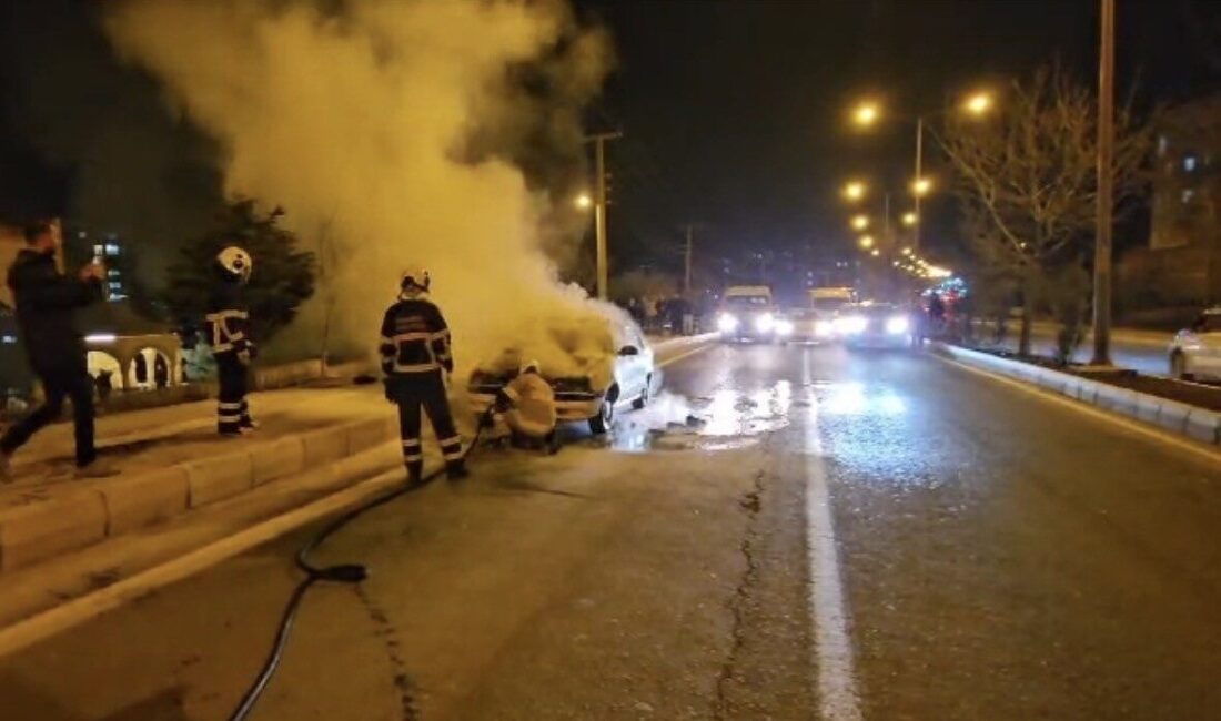 Mardin’in Artuklu ilçesinde seyir halindeki otomobilde çıkan yangın söndürüldü. Edinilen