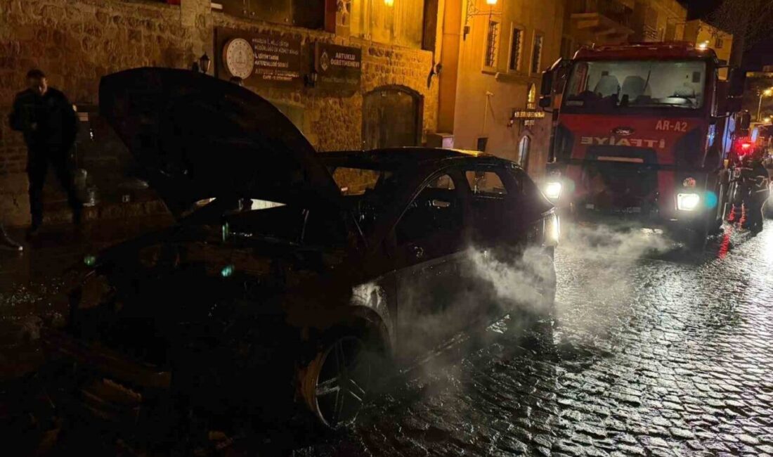 Mardin’in Artuklu ilçesinde seyir halindeki otomobilde çıkan yangın söndürüldü. Edinilen