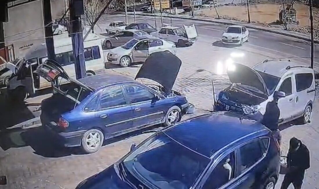 Mardin’in Mazıdağı ilçesinde oto tamirde park halinde bulunan otomobil, el