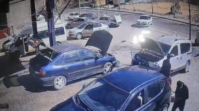 Mardin’in Mazıdağı ilçesinde oto tamirde park halinde bulunan otomobil, el