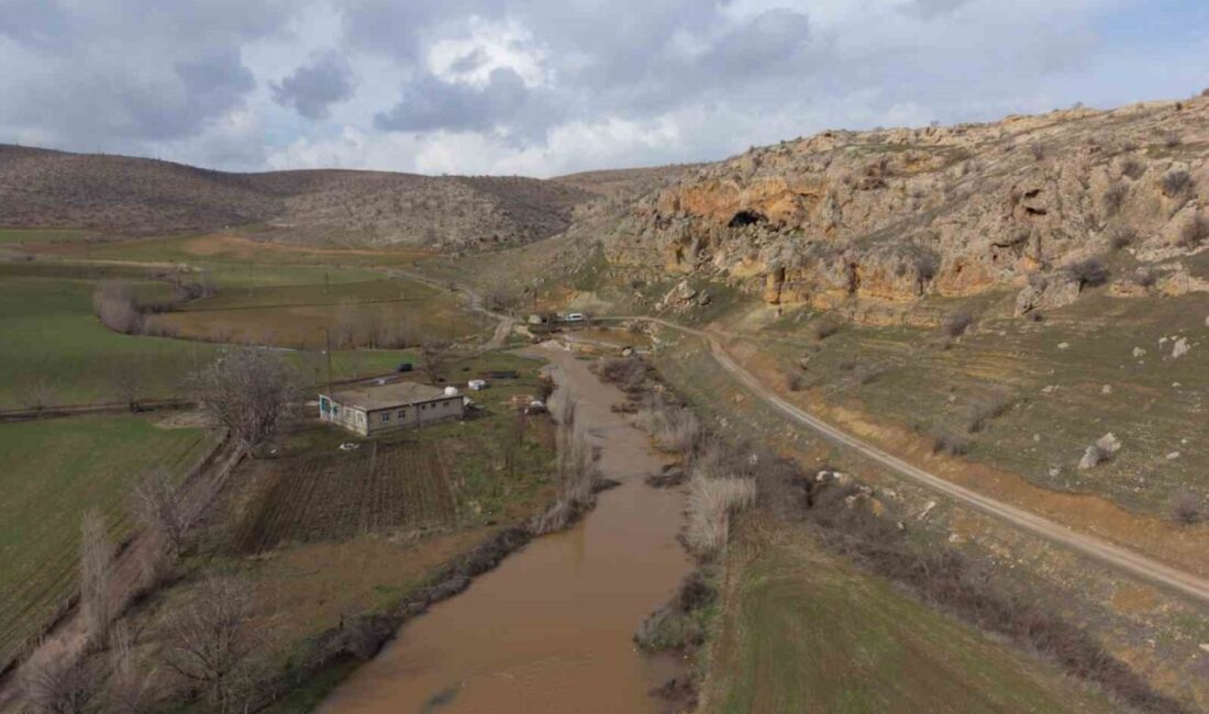 Mardin’in Mazıdağı ilçesinde “yaz cenneti” olarak bilinen Reşan Çayı, yağışlı