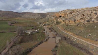 Mardin’in Mazıdağı ilçesinde “yaz cenneti” olarak bilinen Reşan Çayı, yağışlı