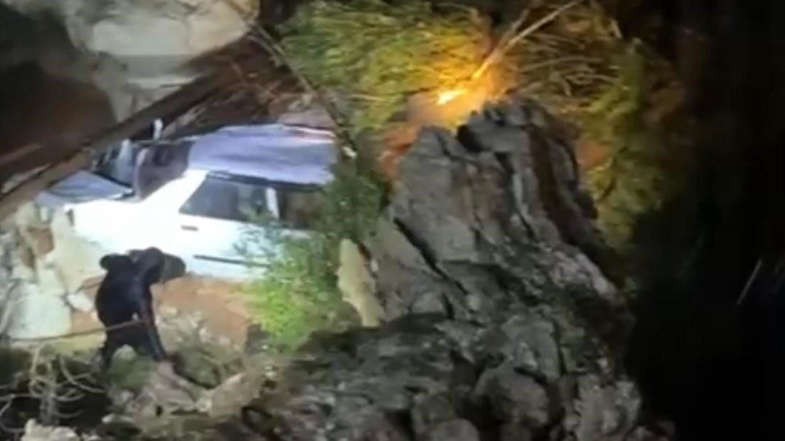 Muğla’nın Marmaris ilçesinde yolcunun ’geçmeyelim’ sözünü dinlemeyen ve dereden aracıyla