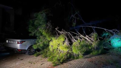 Muğla’nın Marmaris ilçesinde etkili olan şiddetli fırtına hayatı olumsuz etkiledi.