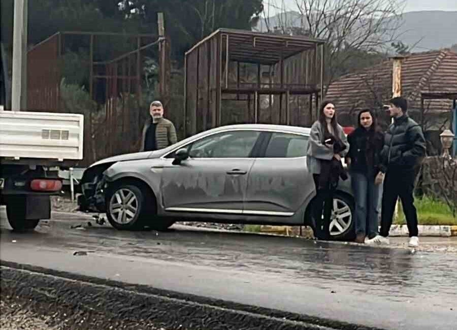 Muğla’nın Marmaris ilçesi Hisarönü Mahallesi’ne bağlı Değirmenyanı mevkiinde otomobil ile