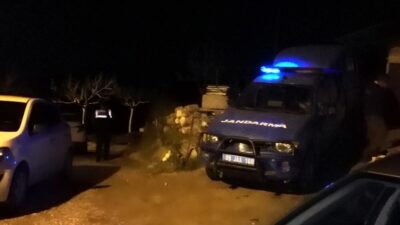 Muğla’nın Marmaris ilçesinde çıkan silahlı kavgada 2 kişiyi silahla vurarak