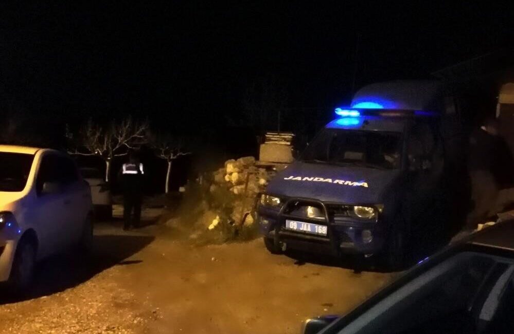 Muğla’nın Marmaris ilçesinde çıkan silahlı kavgada 2 kişiyi silahla vurarak