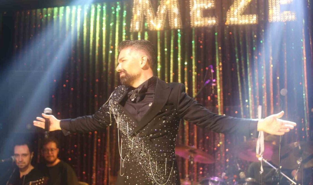 Sahnedeki enerjisiyle yıllardır geniş bir hayran kitlesine ulaşan Mehmet Çevik,