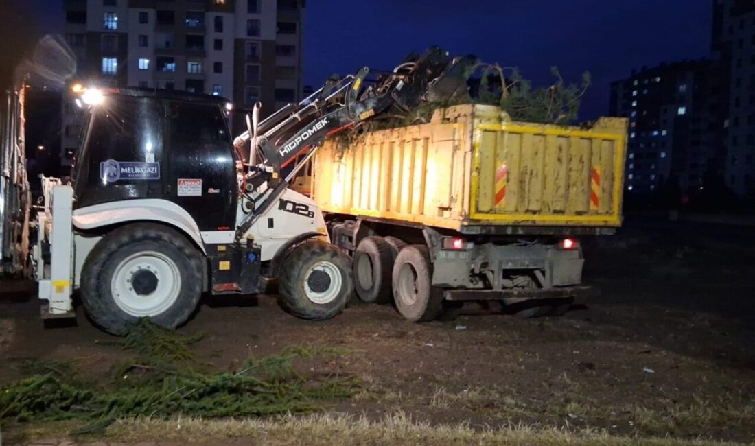 Kayseri’nin Melikgazi ilçesi genelinde etkili olan şiddetli rüzgar hayatı olumsuz