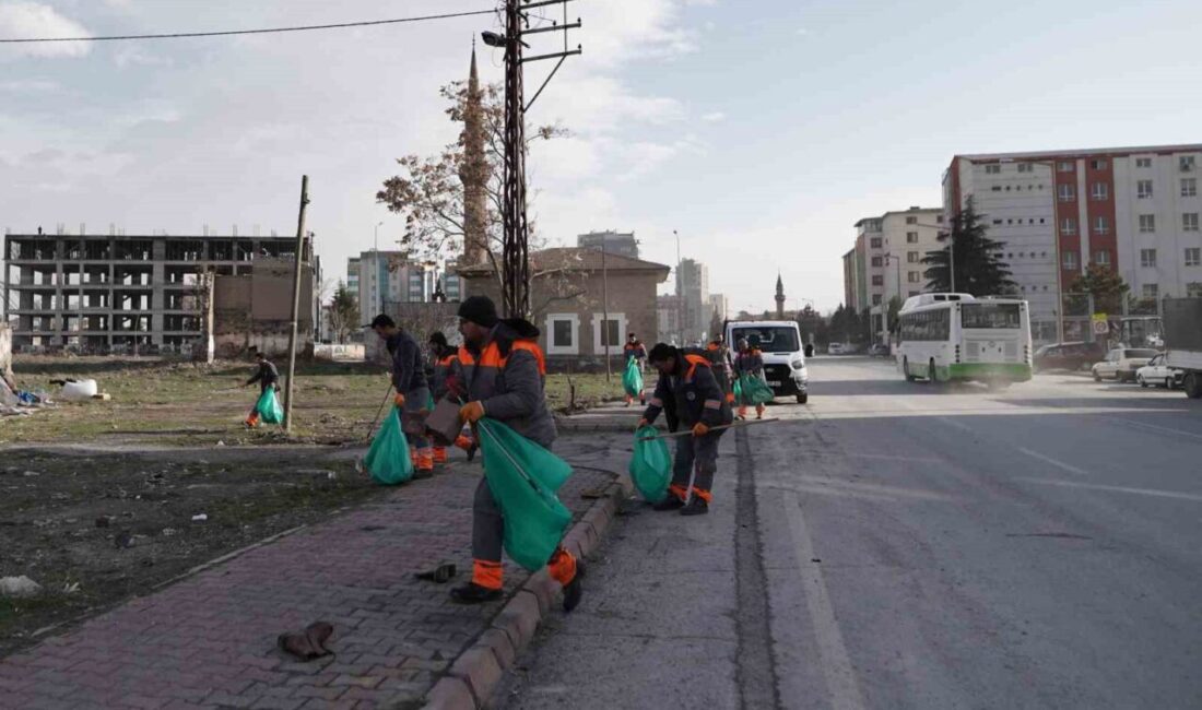 Melikgazi’de gece itibariyle şiddetlenen rüzgarın etkisiyle cadde ve sokaklarda biriken