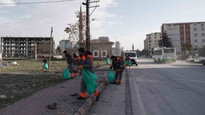 Melikgazi’de gece itibariyle şiddetlenen rüzgarın etkisiyle cadde ve sokaklarda biriken