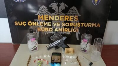İzmir’in Menderes ilçesinde polis ekiplerince düzenlenen operasyonda uyuşturucu madde ve