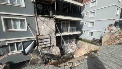 İzmir’in Menemen ilçesinde istinat duvarının çökmesi sonucu 4 binanın hasar