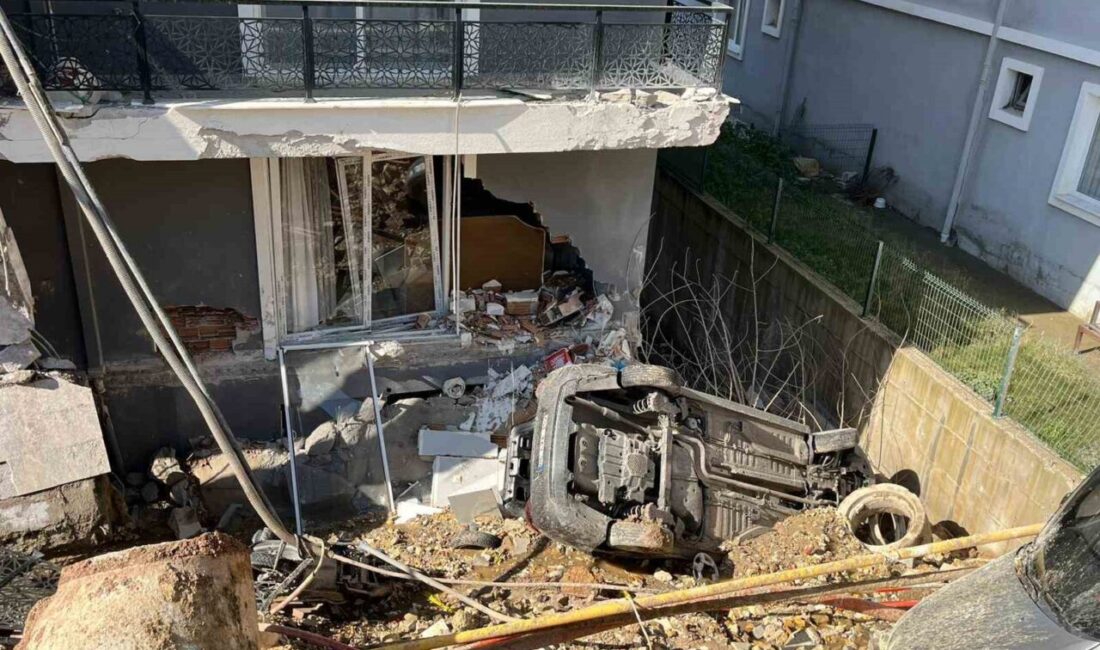 İzmir’in Menemen ilçesinde bir sitenin çevresinde bulunan istinat duvarının gece