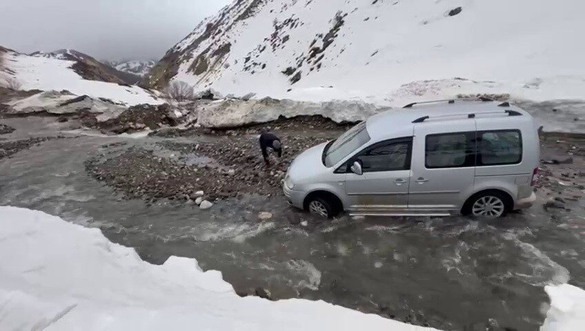 Adıyaman’ın Sincik ilçesine bağlı Yarpuzlu köyünde menfez bulunmayan yol sağanak