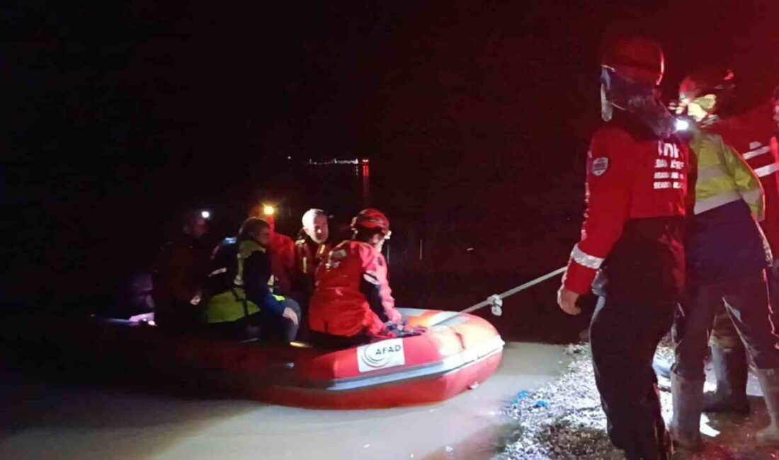 Edirne’de Meriç Nehri’nin taşması sonucu kıyıda mahsur kalan 2 işçi