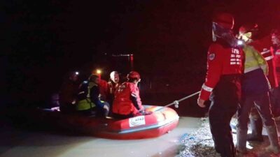 Edirne’de Meriç Nehri’nin taşması sonucu kıyıda mahsur kalan 2 işçi