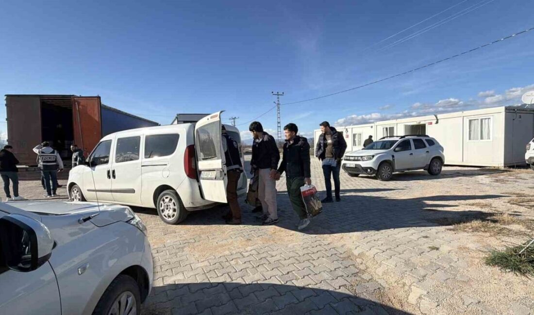 Tokat’ın Erbaa ilçesinde mermer yüklü bir tırda gizlenen Afganistan uyruklu