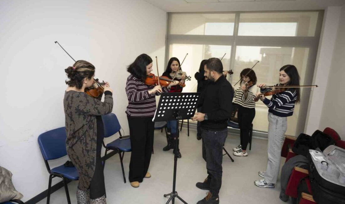 Mersin Büyükşehir Belediyesinin ücretsiz enstrüman kursları yoğun ilgi görüyor. Gitar,