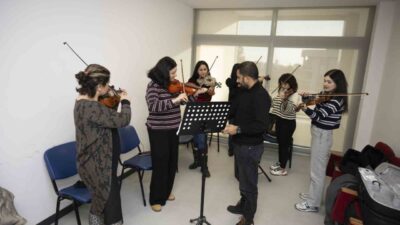 Mersin Büyükşehir Belediyesinin ücretsiz enstrüman kursları yoğun ilgi görüyor. Gitar,