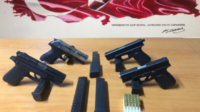Mersin’de çok sayıda silah ile uyuşturucu madde ele geçirilirken, aranan