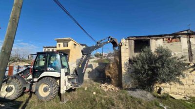 Mersin’in merkez ilçe Akdeniz Belediyesi, çökme riski taşıyan ve vatandaşların