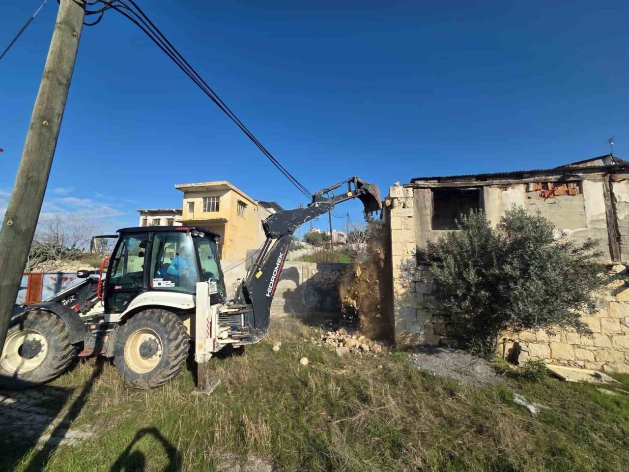 Mersin’in merkez ilçe Akdeniz Belediyesi, çökme riski taşıyan ve vatandaşların