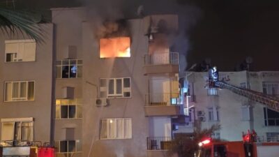 Mersin’in Anamur ilçesinde bir binanın son katında alev alev yanan