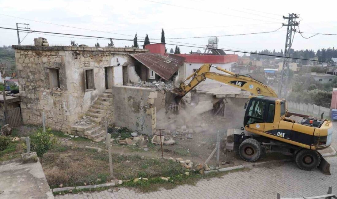 Mersin’in merkez Akdeniz ilçesinde, Evci Mahallesi’nde bulunan 2 katlı metruk