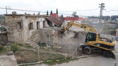 Mersin’in merkez Akdeniz ilçesinde, Evci Mahallesi’nde bulunan 2 katlı metruk