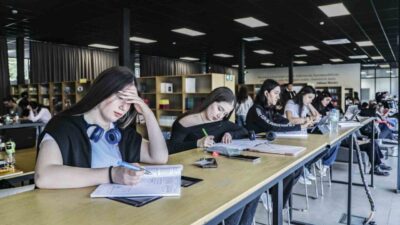 Mersin Büyükşehir Belediyesi, kent genelinde hizmet veren 14 okuma salonu