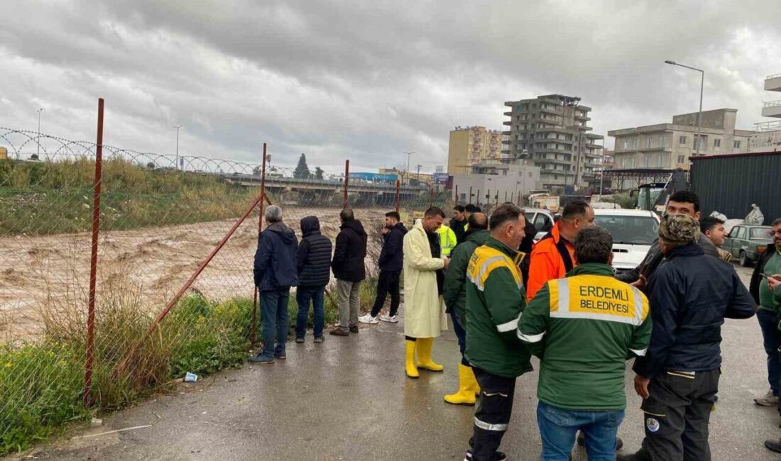 Mersin merkez ve ilçelerinde sağanak yağmur etkili oluyor. Erdemli ilçesinde