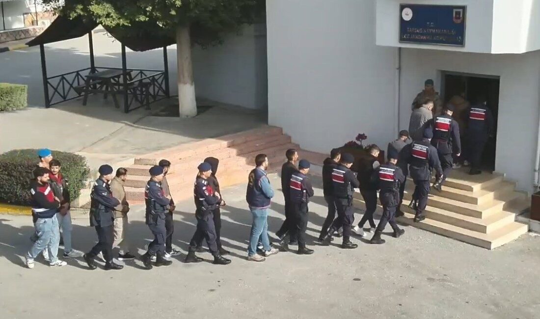 Mersin’in Tarsus ilçesinde zehir tacirlerine yönelik şafak vakti operasyon düzenlendi