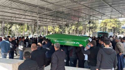 Mersin’de tırı sollamak isteyen sürücünün kullandığı aracın yaya geçidinden geçenlere