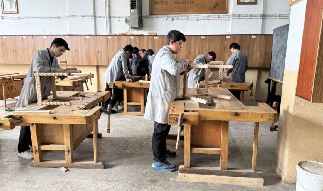 Karabük’ün Safranbolu ilçesinde meslek lisesi öğrencilerinin el becerisiyle ürettiği ürünlerin,