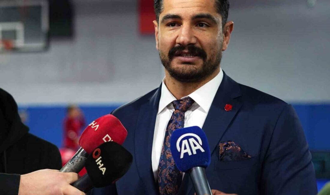 Fenerbahçeli eski futbolcu Mesut Özil, Güreş Milli Takımı’nı ziyaret etti.